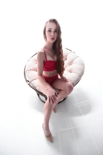 Jeune mince belle femme assise dans une grande chaise ronde — Photo