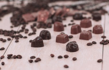 arka plan görüntüsü ahşap arka plan üzerinde siyah kahve tahıl ve çikolata şeker