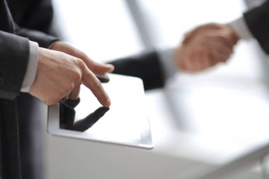 Dijital tablet karşılıklı iş ortakları arka plan üzerinde kullanma up.businessman kapatın