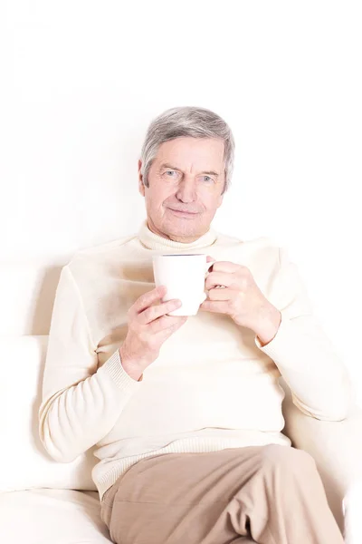 Närbild. lugn äldre man med en kopp kaffe — Stockfoto