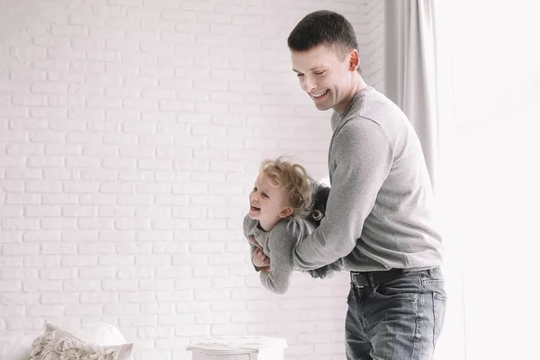 Padre jugando con la pequeña hija en un amplio salón — Foto de Stock