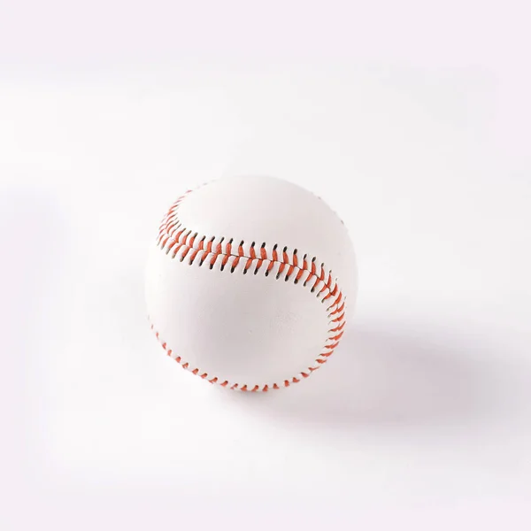 Honkbal bal .isolated op een witte achtergrond . — Stockfoto