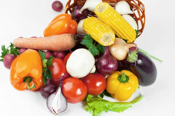 Cogumelos e uma variedade de vegetais frescos em uma cesta de vime. — Fotografia de Stock