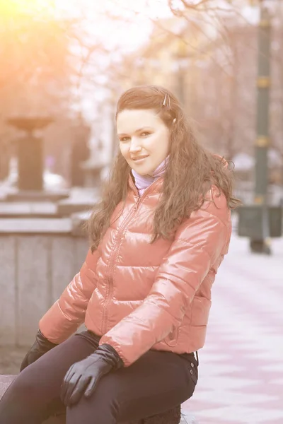 Thoughtful young woman sitting on bench in city Park — Stock Photo, Image