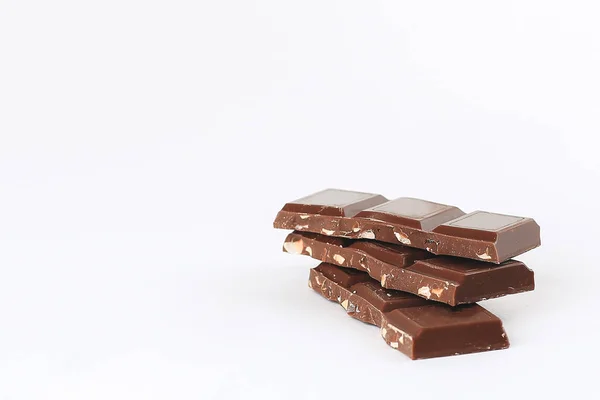 Chocolate con leche con frutos secos aislados en blanco.foto con espacio para copiar —  Fotos de Stock