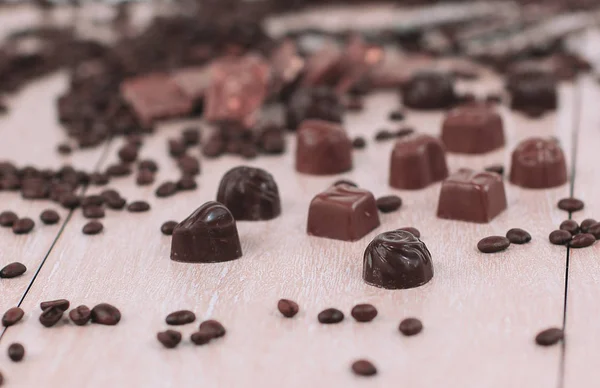 ブラック コーヒーの穀物とチョコレートのお菓子の木製の背景の背景イメージ — ストック写真