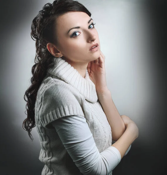 Retrato de mujer joven de moda en suéter blanco .isolated — Foto de Stock