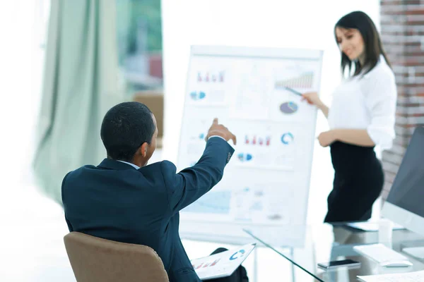 Inversionista haciendo preguntas a la presentación del negocio . — Foto de Stock