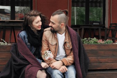 sokak eski şehirde bir bankta oturan genç Çift.