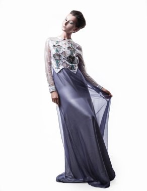 tam growth.beautiful kadın modeli şık bir gece elbisesi içinde.