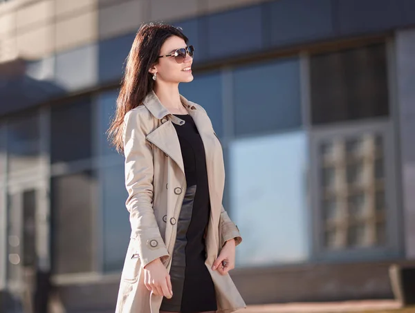 Successful young woman standing on the street near the office building — Stock Photo, Image