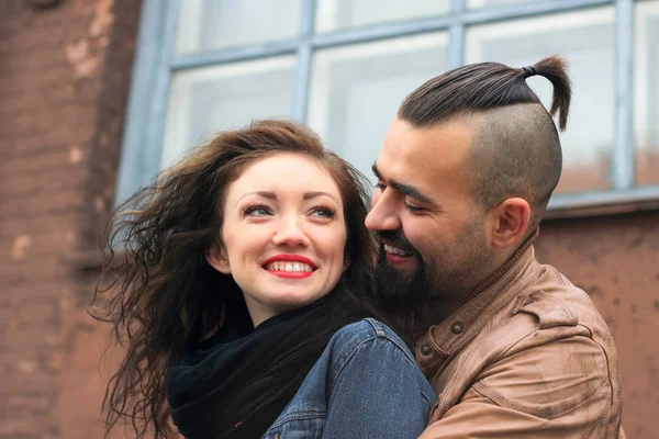 Pareja moderna enamorada de pie en la calle de la ciudad — Foto de Stock