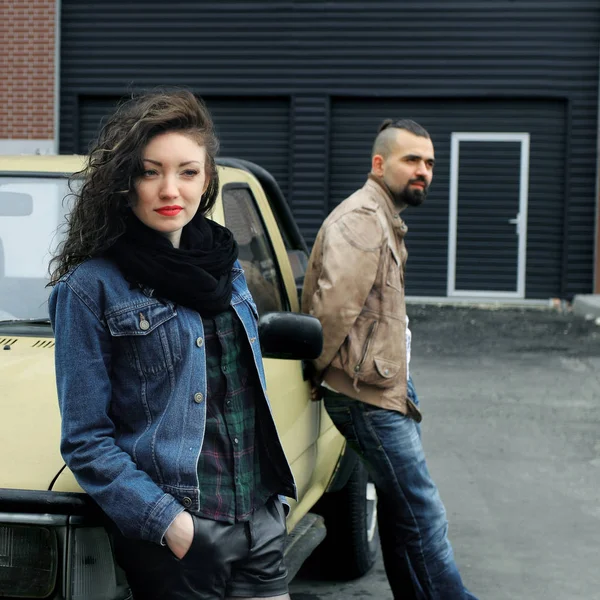 若い女性と彼氏の車の近くに立っています。 — ストック写真