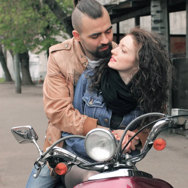 愛するカップルがバイクに乗る。愛の物語 — ストック写真