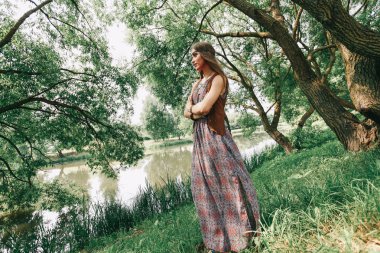 Genç hippi kadın Gölü yakınındaki bir yolda