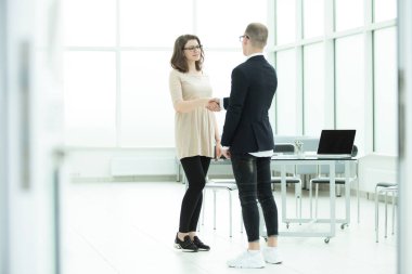 Yönetici ve ofiste müşteri karşılama el sıkışma