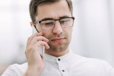 yakın çekim. cep telefonu üzerinde konuşurken işadamı