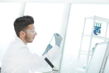 Kapat. Tıbbi tüplü bir bilim adamı laboratuvarda duruyor.