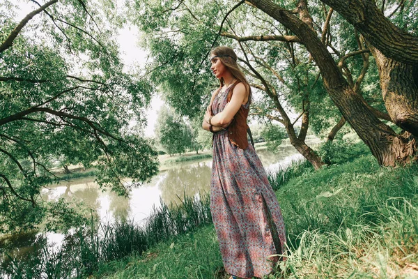 Genç hippi kadın Gölü yakınındaki bir yolda