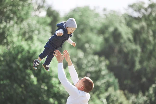 Amorosos padre e hijo en un paseo por el parque de primavera . —  Fotos de Stock