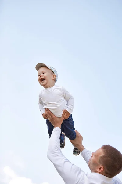 Padre e hijo sobre un fondo de cielo azul . —  Fotos de Stock