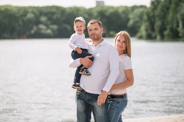 Porträt einer jungen Familie am See — Stockfoto