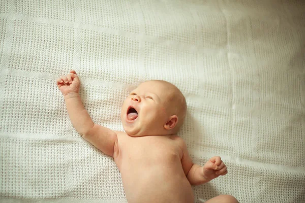 Schattige pasgeboren babyjongen liggend op een deken. — Stockfoto