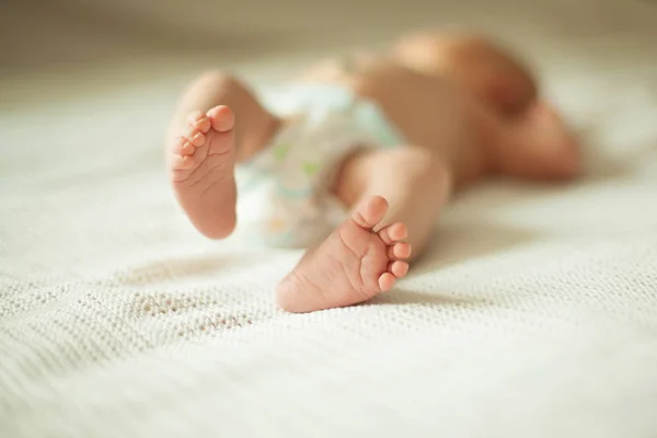 Pasgeboren baby liggend op een witte deken. — Stockfoto