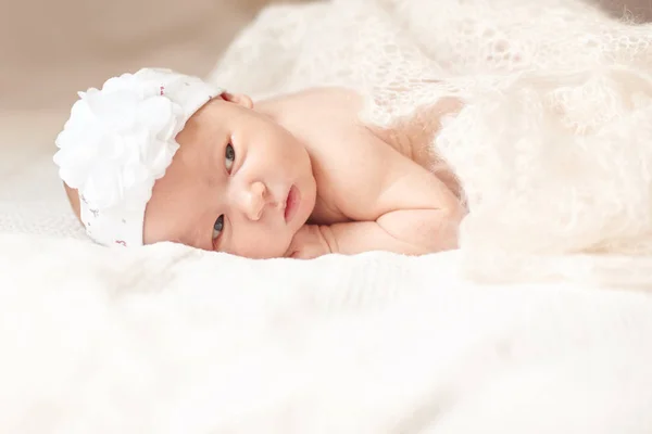 Portret van pasgeboren dochter in mooie bonnet. — Stockfoto
