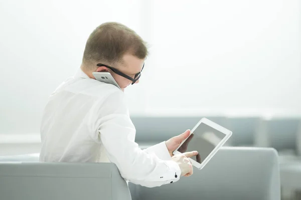 Empresário usando tablet digital em seu escritório — Fotografia de Stock