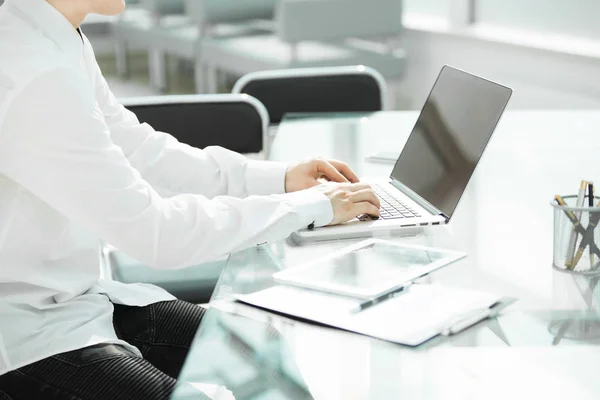 Up.businessman werken op de laptop in moderne kantoren sluiten — Stockfoto