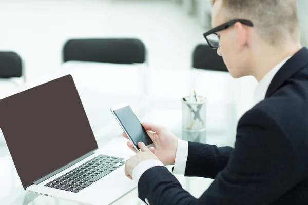 Businessman planning a travel with a laptop, — 图库照片