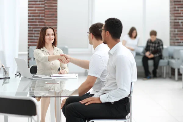 Concepto de asociación. negocios y mujer de negocios estrechando las manos —  Fotos de Stock