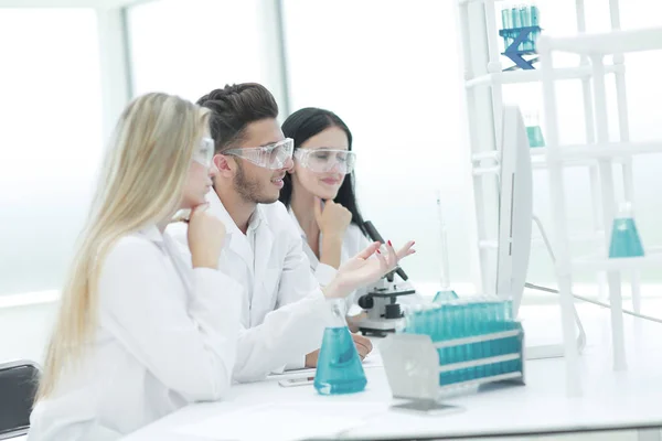 Primer Plano Equipo Científicos Discutiendo Algo Escritorio Ciencia Salud — Foto de Stock