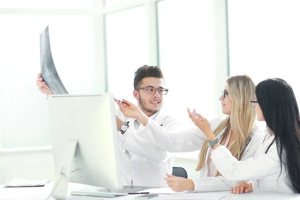 Colegas médicos discutir la radiografía del paciente — Foto de Stock