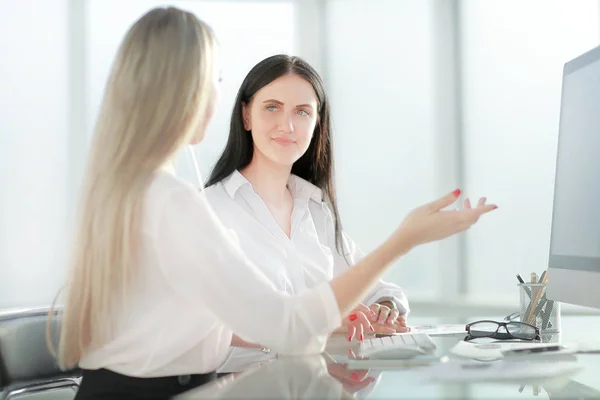 Två anställda som sitter på kontoret skrivbord. — Stockfoto