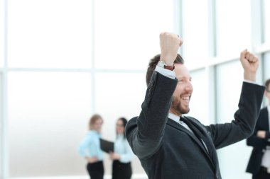 mutlu işadamı iş cente koridorda duran