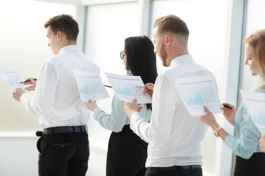 yakın çekim. finansal raporlar doğrultusunda ayakta olan çalışanlar