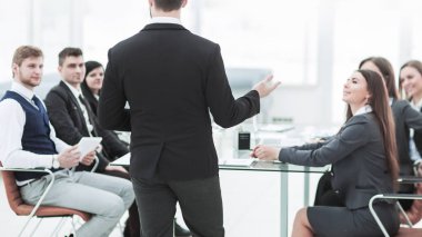  Atölye iş takım modern ofisindeki CEO'su konuşuyor