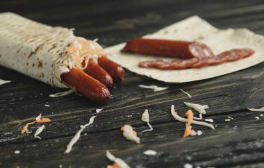 pita ekmeği ahşap bir masa üzerinde sosis füme