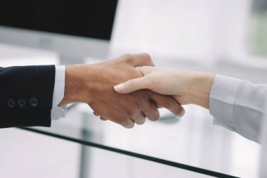 bir masa üzerinde tokalaşırken closeup .en Mali ortaklar .