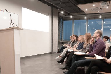 Grup iş adamları modern ofisindeki bir seminerde