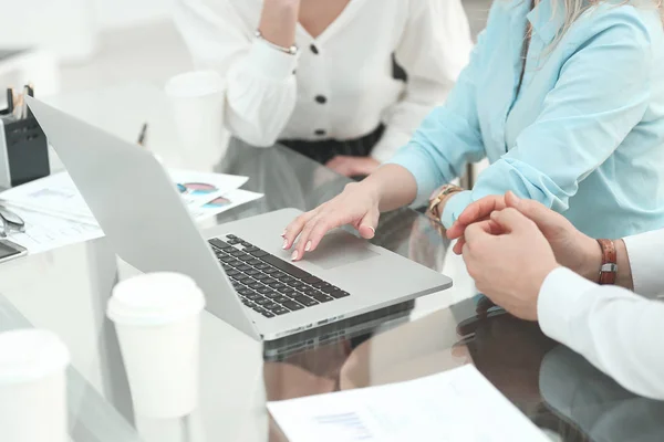 Business team maakt gebruik van een laptop om financiële gegevens te analyseren — Stockfoto