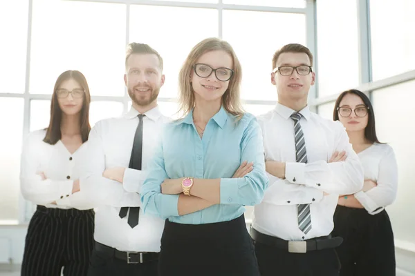 Seriös affärskvinna och hennes business-team står tillsammans — Stockfoto