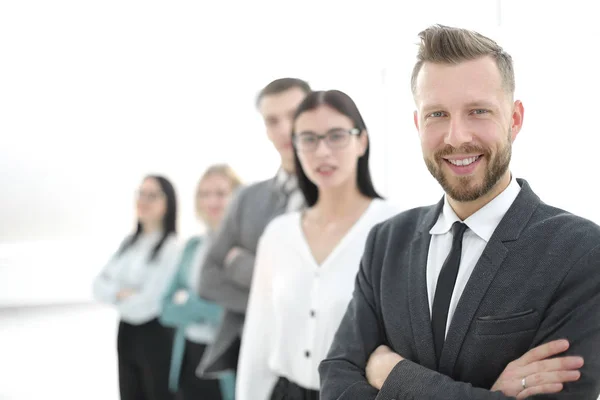 Säker affärsman står framför sitt affärsteam — Stockfoto