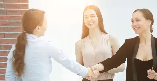 Handshake Manager och klienten i kontorsrum — Stockfoto