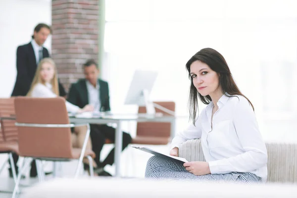 Rum Executive business kvinna med dokument på bakgrunden av kontoret — Stockfoto