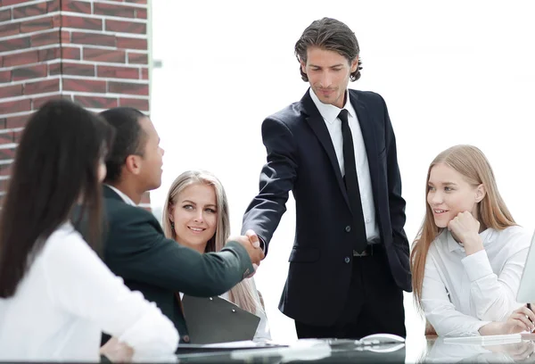 Handshake Manager e cliente em um escritório moderno — Fotografia de Stock