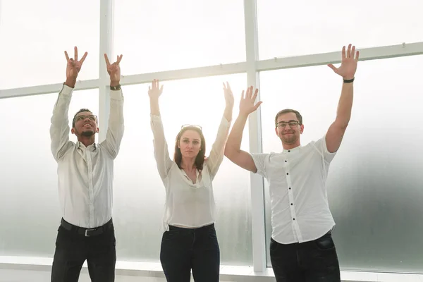 Exitoso equipo de negocios con las manos en alto . — Foto de Stock