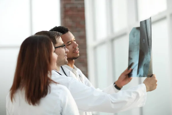 Groep van artsen, bespreken de patiënten x-ray. — Stockfoto